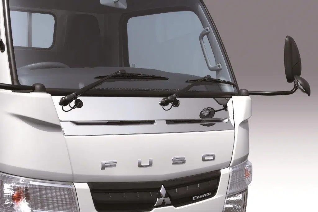 Con las piezas cromadas de FUSO, puede diseñar su propio FUSO Canter. Las piezas cromadas de FUSO constan de tres componentes: Cubierta frontal cromada, cubierta de borde cromada, rejilla de cubierta cromada.