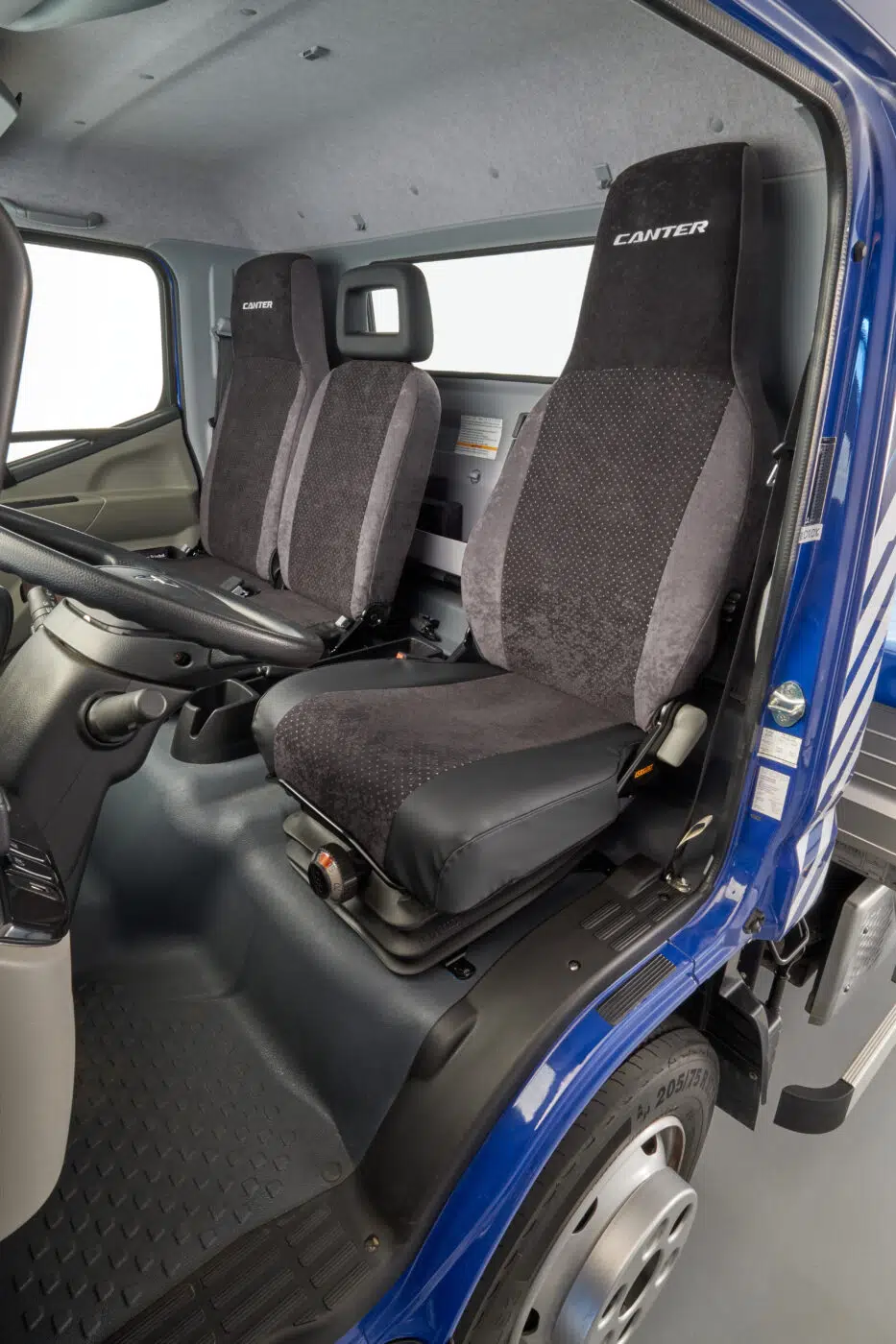 La funda de asiento FUSO ofrece una protección perfecta del interior contra el desgaste y la suciedad. Prolonga la vida de los asientos y contribuye a mantener el valor de su Canter con su aspecto de alta calidad. La nueva variante 