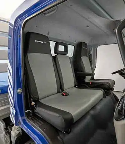 La funda de asiento FUSO ofrece una protección perfecta del interior contra el desgaste y la suciedad. Prolonga la vida de los asientos y contribuye a mantener el valor de su Canter con su aspecto de alta calidad. La funda de asiento FUSO 