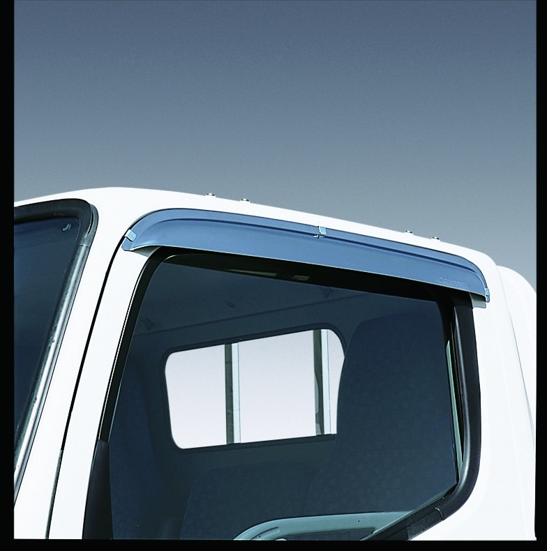 El deflector de viento FUSO permite conducir sin corrientes de aire incluso con la ventanilla abierta.