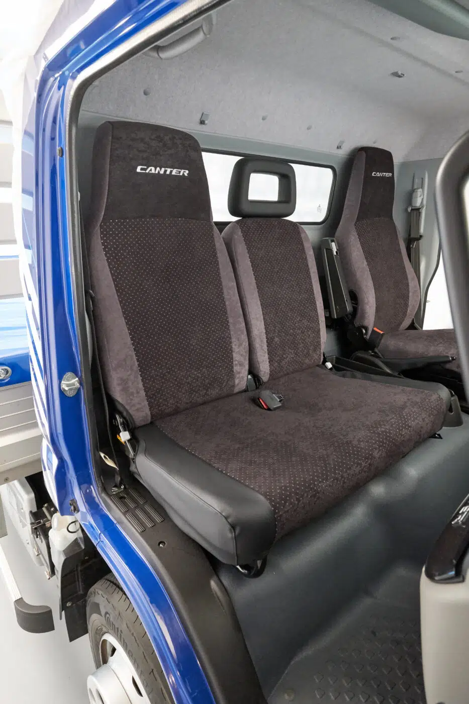 La funda de asiento FUSO ofrece una protección perfecta del interior contra el desgaste y la suciedad. Prolonga la vida de los asientos y contribuye a mantener el valor de su Canter con su aspecto de alta calidad. Con la funda de asiento FUSO 