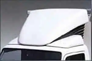 El alerón de techo FUSO se instala en el techo de la cabina y es ideal para las carrocerías de caja, ya que reduce el ruido del viento durante la conducción, además de disminuir el consumo de combustible hasta un 5%.