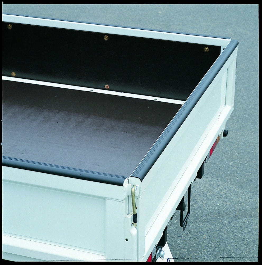 El protector de bordes FUSO aumenta la durabilidad del portón trasero y ayuda a protegerlo de arañazos, abolladuras y óxido. Consta de seis piezas (40 mm x 1900 mm).