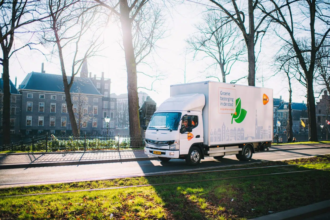 Con su FUSO eCanter totalmente eléctrico, PostNL está realizando la versión ideal del transporte de distribución en el centro de la ciudad: libre de emisiones y silencioso.