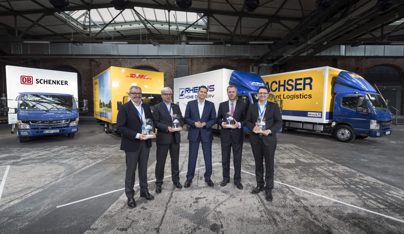 Los primeros FUSO eCanter de propulsión puramente eléctrica fabricados en serie que han llegado a las carreteras de Europa están siendo utilizados por los gigantes de la logística DHL, DB Schenker, Rhenus y Dachser.