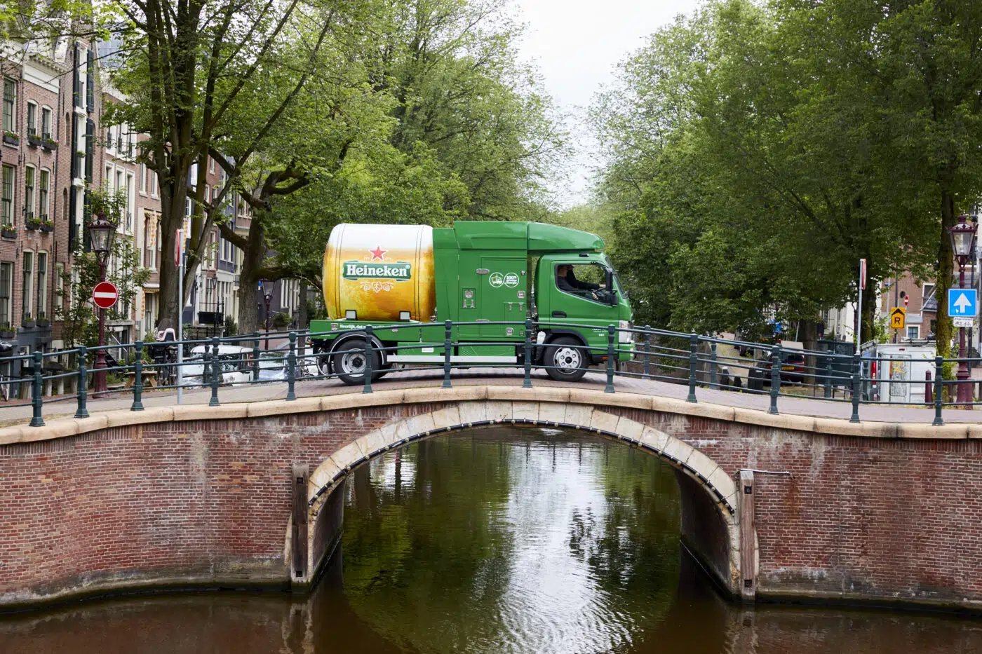 Un FUSO eCanter totalmente eléctrico con una carrocería especial de cisterna entrega la cerveza Heineken en Ámsterdam sin emisiones y en silencio.