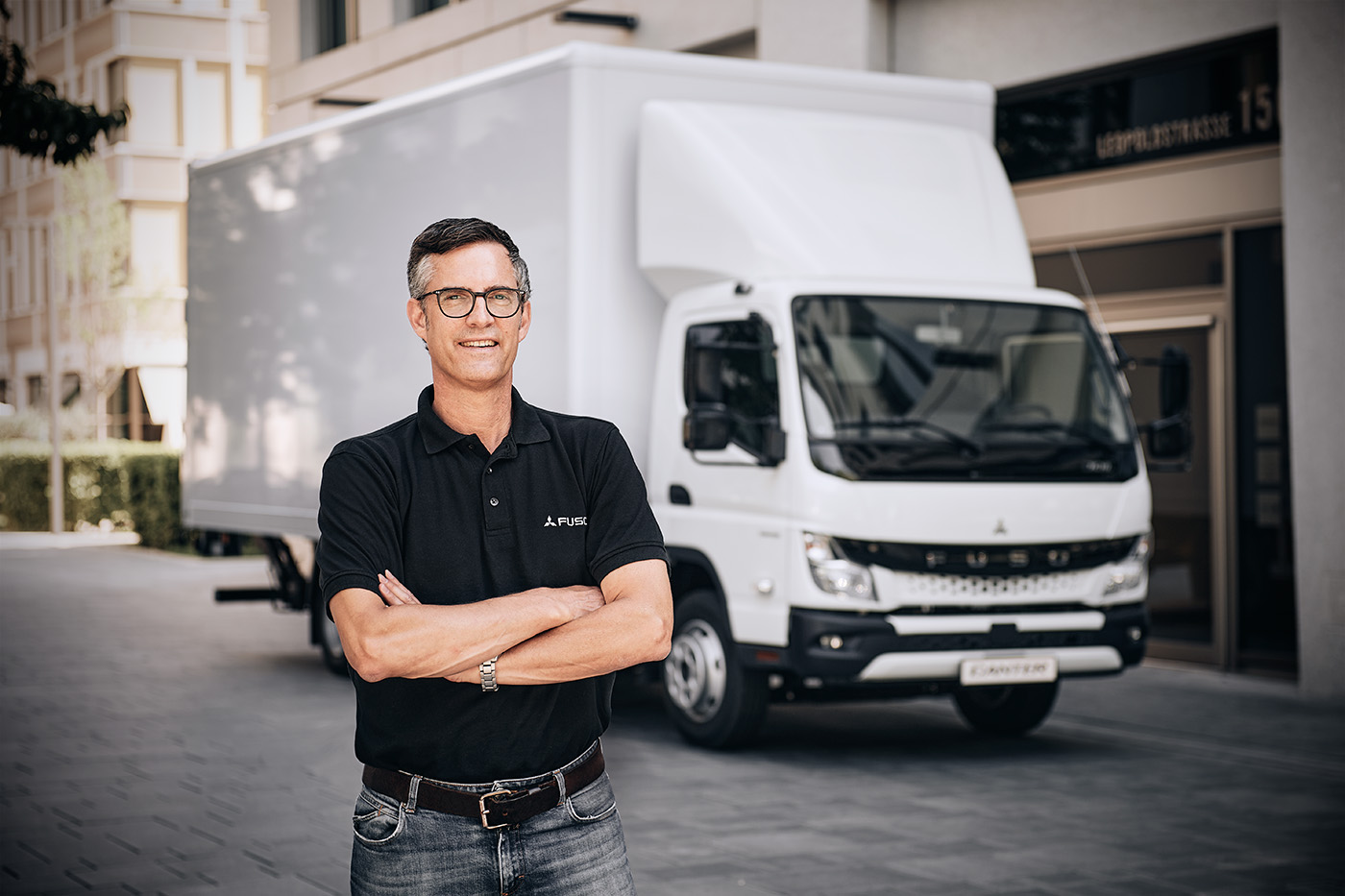 Con FUSO Europa, la marca y el Canter obtuvieron una nueva organización de ventas en Alemania hace unos 20 años como parte de Daimler Trucks. Erk Roennefarth, actual director de marketing y gestión de productos en Europa, lleva en la empresa desde entonces, y sabe un par de cosas sobre exóticos, trabajo pionero y amor por el Canter.