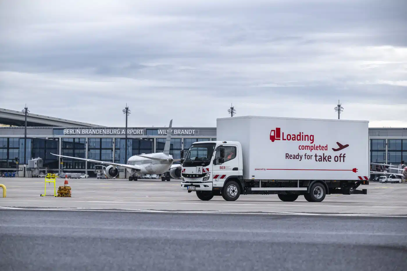 Desde hace un año y medio, el aeropuerto de Berlín-Brandenburgo GmbH apuesta por la electromovilidad en el bastidor de su estrategia de sostenibilidad para la gestión de su logística interna de residuos y eliminación de residuos. Como se puede ver, es el trabajo adecuado para el FUSO eCanter 7C18e.