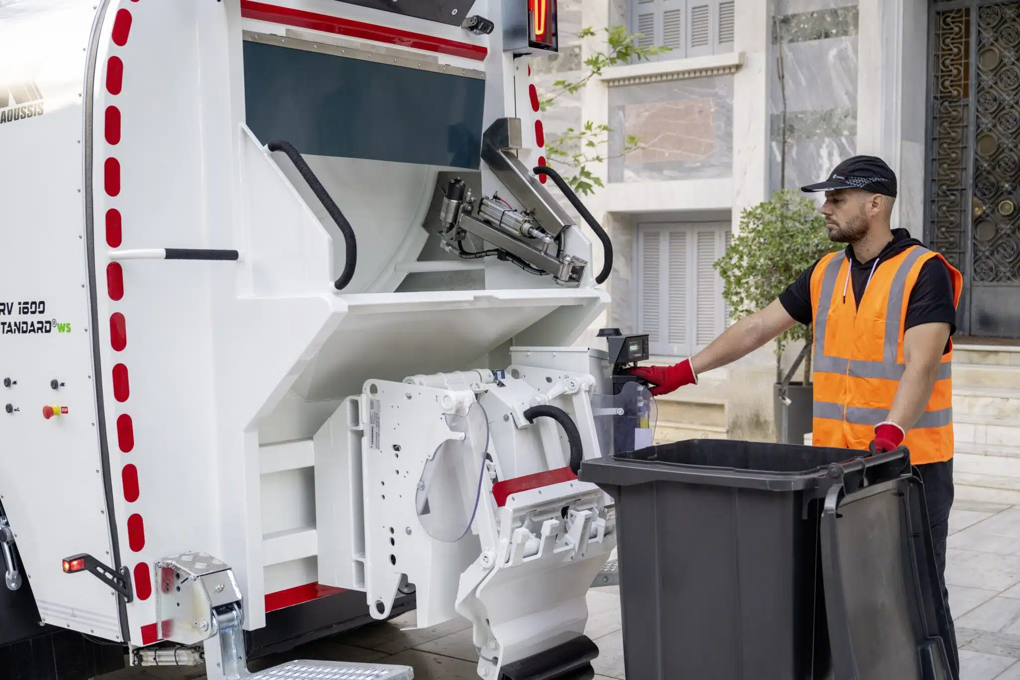 FUSO eCanter räumt auf: 89 batterieelektrische Lkw sammeln Abfall in Athen und ThessalonikiFUSO eCanter cleans up: 89 battery-electric trucks collect waste in Athens and Thessaloniki