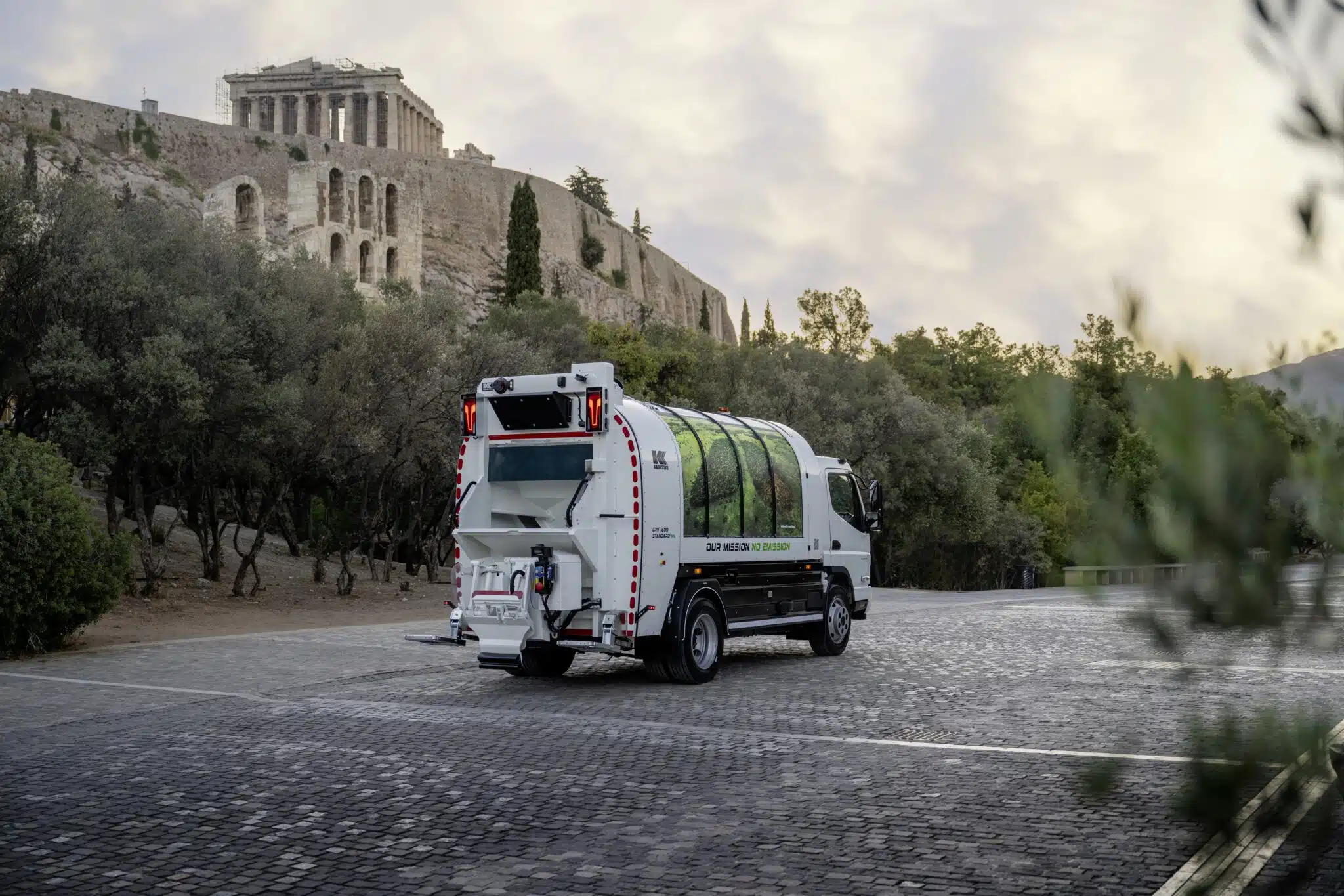 FUSO eCanter räumt auf: 89 batterieelektrische Lkw sammeln Abfall in Athen und ThessalonikiFUSO eCanter cleans up: 89 battery-electric trucks collect waste in Athens and Thessaloniki